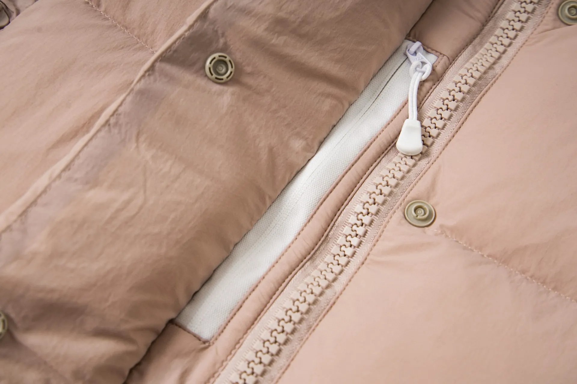 P770 model number: G124 Canada Goose PASTELS series new Parker couple's hooded down jacket 1️⃣The fabric is made of soft EnduraLuxe fabric, which enhances the durability of easy-to-wear parts, is lightweight and durable; the inner liner is made of anti-velvet gallbladder, which is comfortable and soft without velvet. It has a detachable hood, can be adjusted in two directions, and is also filled with down, which brings greater softness and wrapping around the head and neck, and is full of warmth. This parka features white trim on the back and sides, and the hardware locks are all original and custom-made to match the muted fabric color. Goose label: The official website’s new series of silicone material labels, non-embroidery labels. 2️⃣It is very youthful and energetic, and can be easily worn by both men and women. It is very in line with the fashion aesthetic concepts of today's young people! 3️⃣ A full set of customized accessories, complete with three standards, same style for men and women, a must-have for couples! Color: black, white, pink, stone gray, water-soluble blue Size: XS, S, M, L